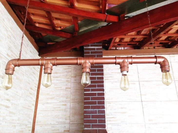 Luminária de PVC: tutoriais e 10 ideias criativas para você fazer em casa 7 Uma luminária de PVC é uma ótima ideia para quem gosta de projetos no estilo faça você mesmo