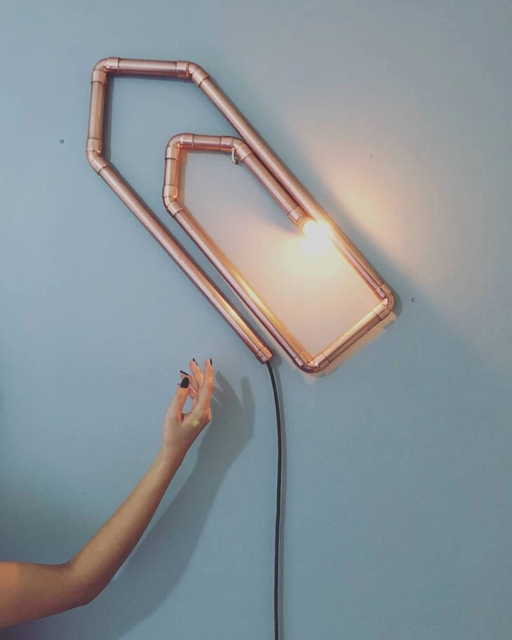 Luminária de PVC: tutoriais e 10 ideias criativas para você fazer em casa 10 Com o PVC, você pode elaborar uma luminária de teto, de mesa, de parede, de jardim e muitas outras opções