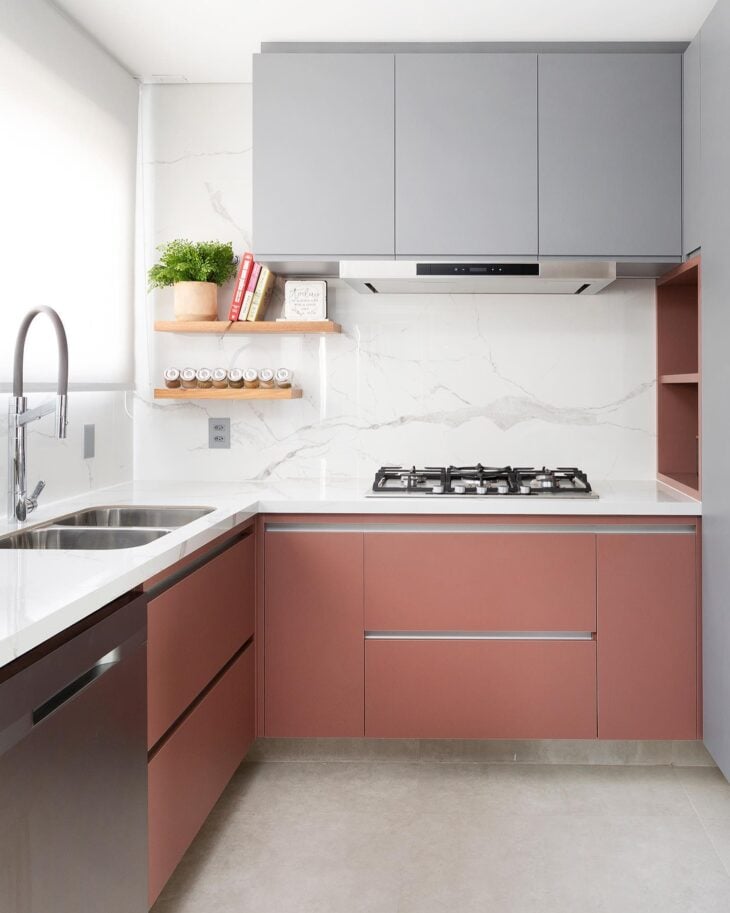 Como Usar Mármore Calacata e Elevar a Elegância da Sua Casa 2 Imagem de uma bancada de mármore Calacata mostrando seu uso em decoração moderna.
