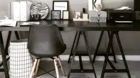 Como organizar sua biblioteca em casa: Descubra 10 inspirações para transformar seu espaço 9 Mesa tipo cavalete com livros