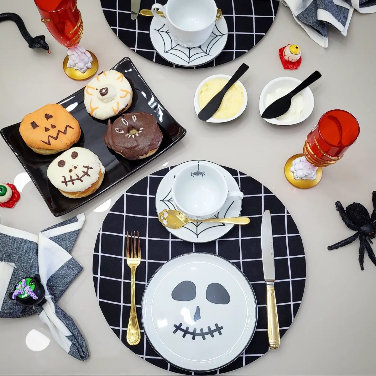 70 Ideias de mesas de Halloween para uma decoração assustadora 5 Mesa de Halloween simples e divertida