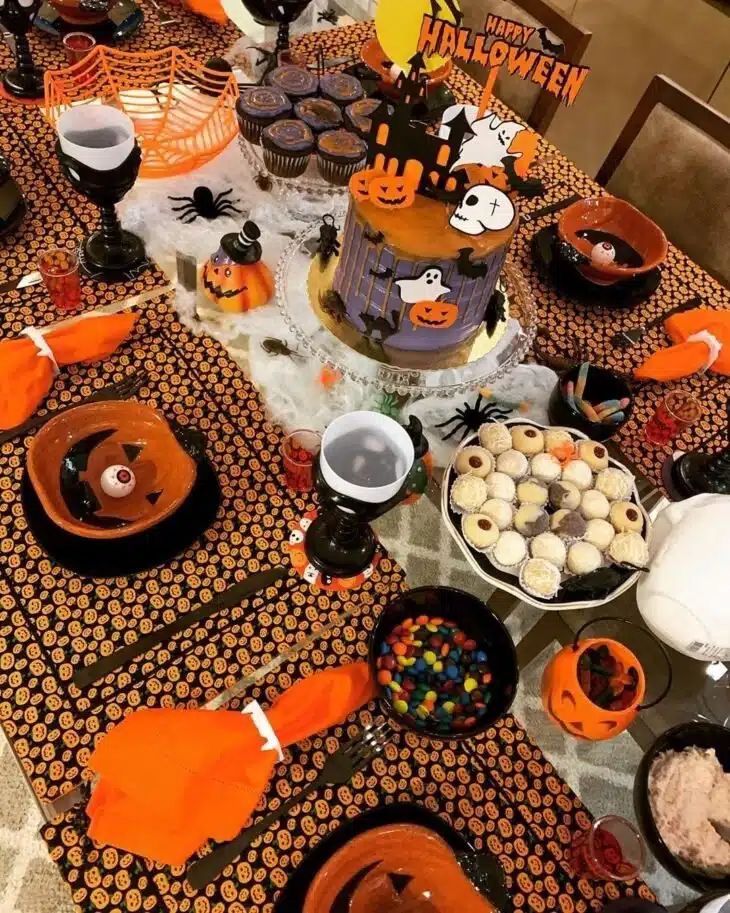 70 Ideias de mesas de Halloween para uma decoração assustadora 10 Mesa de Halloween em preto e laranja
