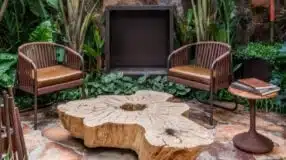 Como Incorporar a Natureza na Sua Casa com Arquitetura Biofílica 9 Imagem de uma mesa feita de tronco de árvore.