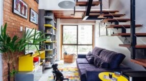 26 Ideias de Revestimento Cinza para Ambientes Modernos 7 Móveis coloridos em ambiente com revestimento cinza.