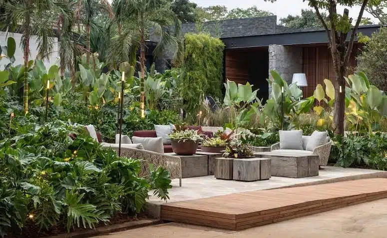 Móveis para jardim: 50 inspirações 3 Mesa de ferro vintage no jardim.