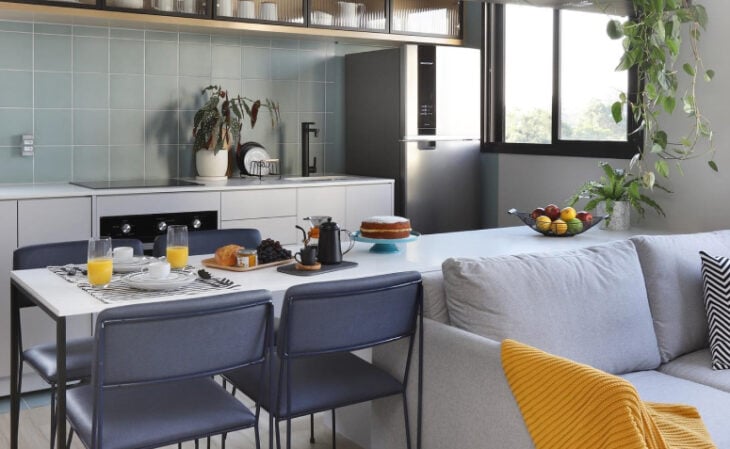 Loft: O Que é e Como Decorar Este Estilo de Moradia 10 Decoração moderna em loft, apresentando uma visão do espaço.