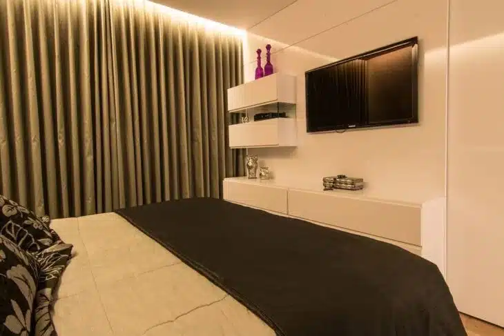 Painéis para Quarto: 10 Inspirações para Escolher a Peça Perfeita 7 Painel branco que contrasta com cortinas escuras.