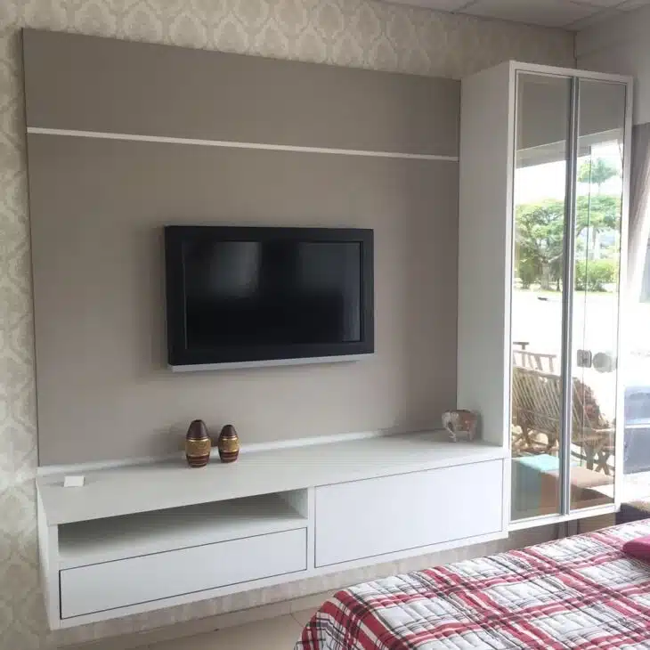 Painéis para Quarto: 10 Inspirações para Escolher a Peça Perfeita 10 Painel liso que harmoniza com papel de parede estampado.