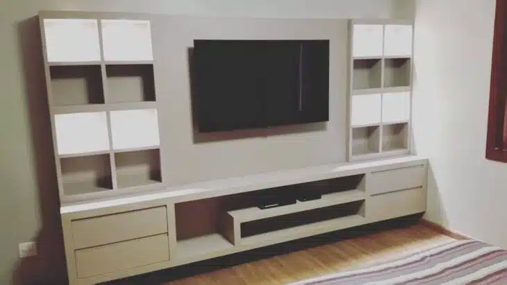 Painéis para Quarto: 10 Inspirações para Escolher a Peça Perfeita 1 Painel com gavetas adicionando armazenamento ao ambiente.