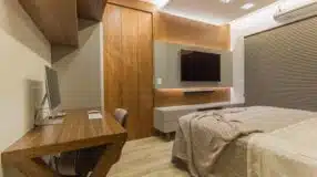 Como instalar sua TV na parede de forma elegante 10 9 foto de um painel para quarto, ilustrando opções de decoração funcional