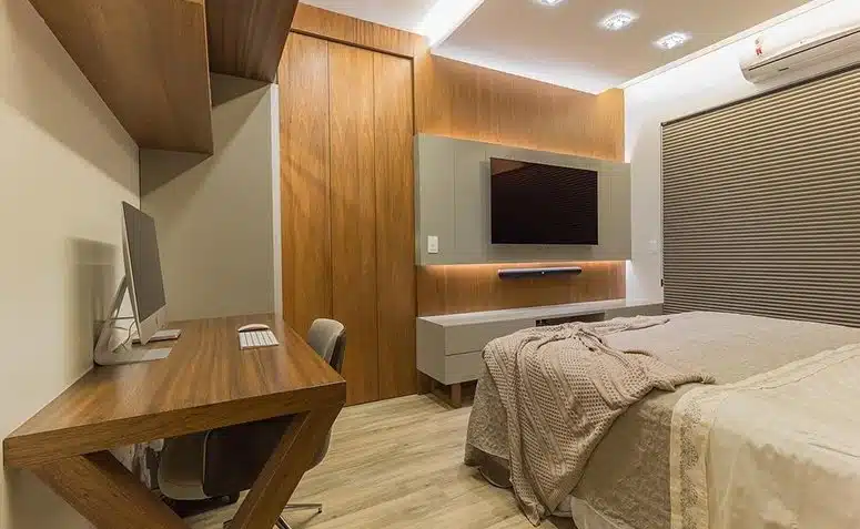 Painéis para Quarto: 10 Inspirações para Escolher a Peça Perfeita 3 Painel para quarto com TV embutida e decoração moderna.