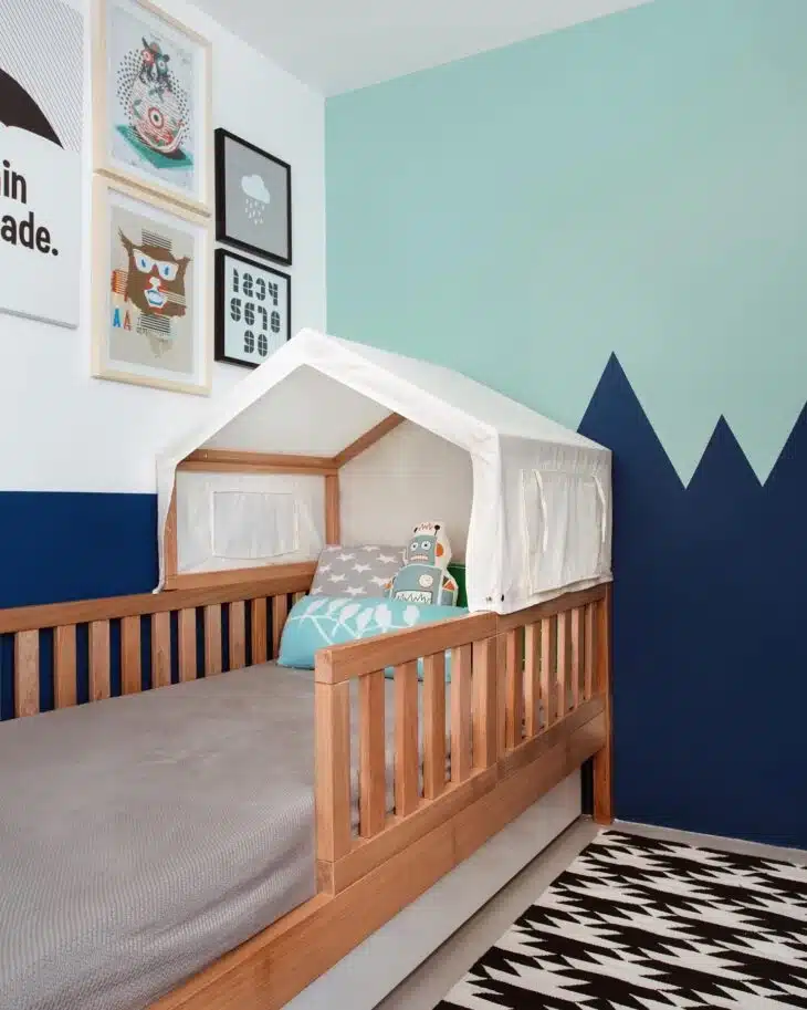 10 Ideias de Parede Colorida para Alegrar seu Espaço 10 O banheiro ganha uma decoração alegre com a parede colorida.