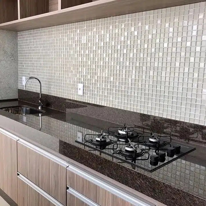 Pastilhas de vidro para cozinha: 10 ideias para repaginar o ambiente 2 Exemplo de aplicação de pastilha de vidro para dar um efeito visual incrível.