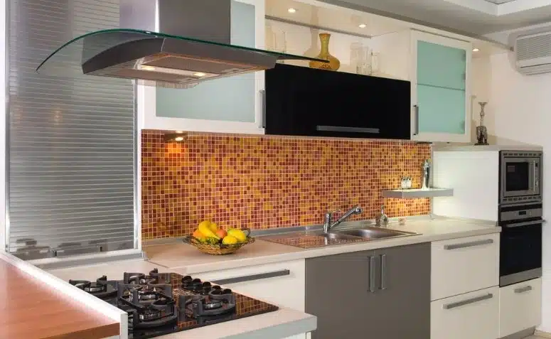 Pastilhas de vidro para cozinha: 10 ideias para repaginar o ambiente 3 Pastilhas de vidro para cozinha em um lindo ambiente.