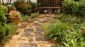 Vasos de Parede: 10 Ideias Para Transformar Seu Jardim Suspenso 9 Jardim com pedras, mostrando tipos e ideias para composição de espaço.