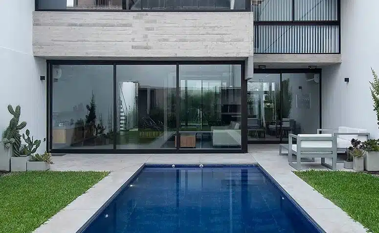 50 Ideias de Pedras para Piscina que Atraem Olhares 3 50 IDEIAS DE PEDRAS PARA PISCINA PARA EMBELEZAR SEU QUINTAL