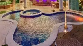 Piscina com hidro - Combinação de diversão e relaxamento com a hidromassagem.