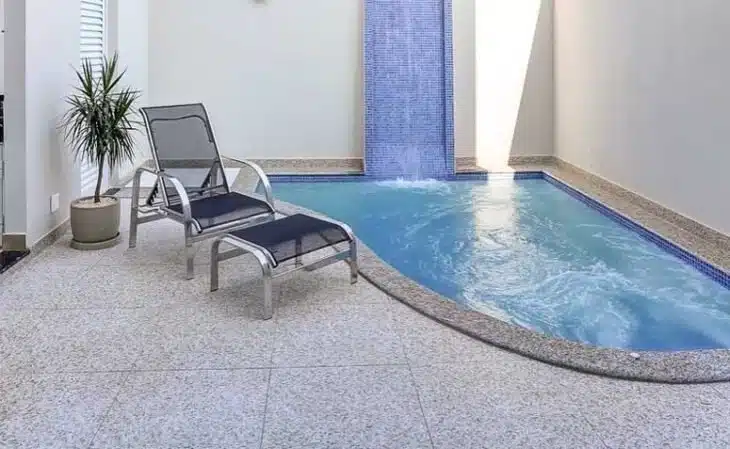Piso para Piscina: Tipos e Cuidados Essenciais 2 Piso de mármore que combina beleza e requinte até mesmo para áreas externas.