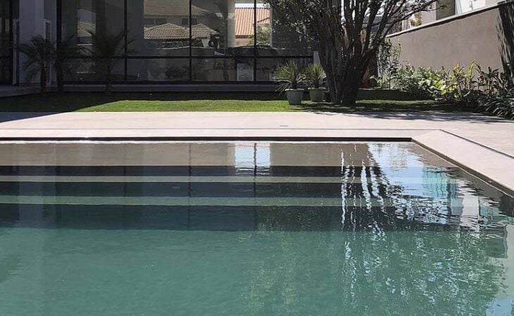 Piso para Piscina: Tipos e Cuidados Essenciais 10 O piso de granito traz resistência e sofisticação ao ambiente ao ar livre.
