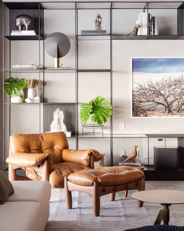 10 Modelos de Poltrona de Couro para uma Decoração Impecável 1 E não abre mão do conforto