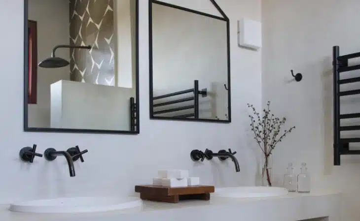 8 Projetos Modernos de Porcelanato para Banheiro 10 A seguir, confira a explicação da arquiteta Giulia Dutra sobre os tipos de porcelanato e inspire-se com projetos incríveis.