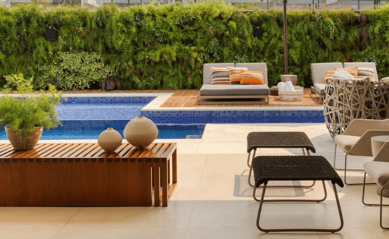 5 opções de porcelanato para piscina e dicas para aplicar 3 Paisagem de um lindo jardim com piscina.