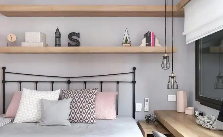 10 Fotos e Ideias para Prateleiras de Madeira em Quartos 3 Foto de uma prateleira de madeira para quarto com uma composição decorativa bonita.