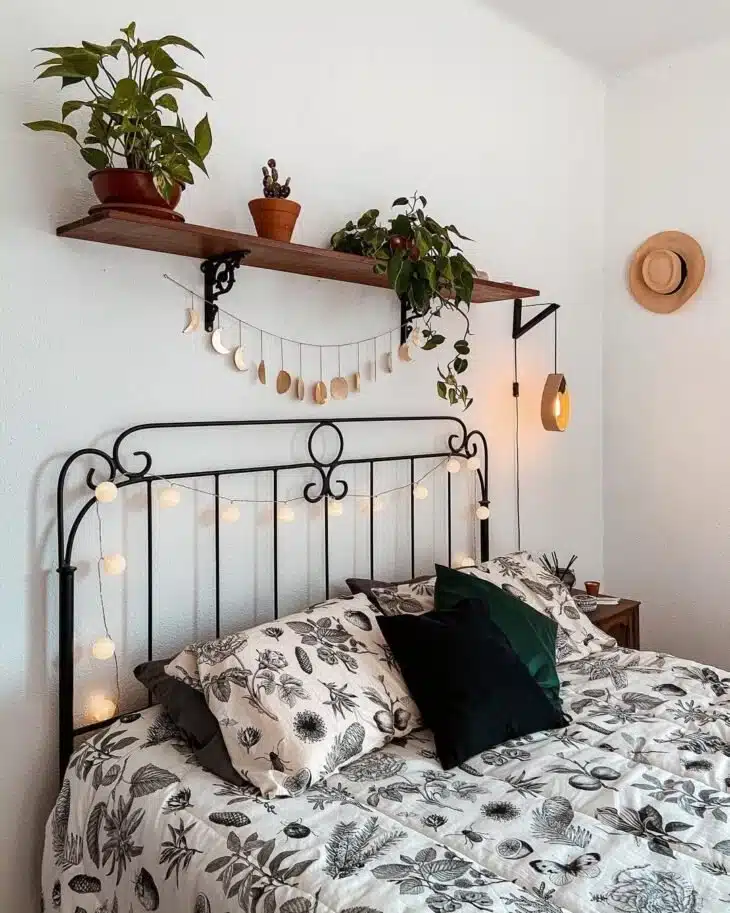 10 Fotos e Ideias para Prateleiras de Madeira em Quartos 10 Prateleira de madeira com detalhes pintados que adicionam charme.