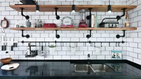 Cozinha Estilo Industrial: 10 Ideias Para Uma Cozinha Cheia de Estilo 7 O vidro canelado deu um ar todo especial aos armários.