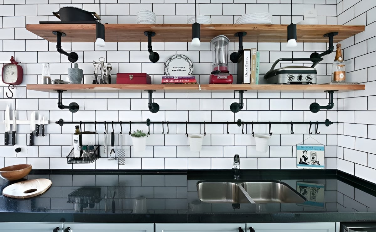10 Fotos de Prateleira Industrial para uma Decoração Surpreendente 3 Modelo de prateleira industrial decorada com itens variados.