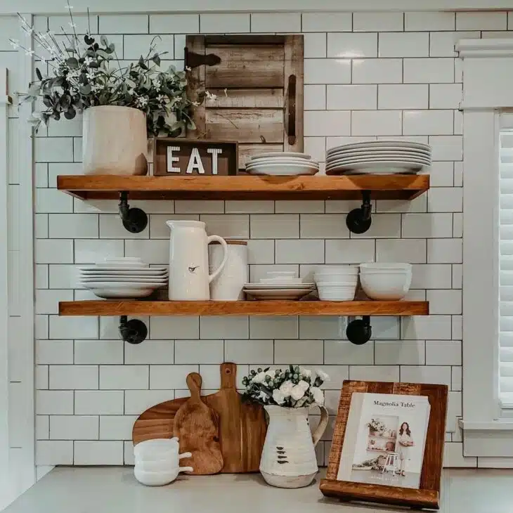 10 Fotos de Prateleira Industrial para uma Decoração Surpreendente 10 Prateleira industrial em formato retangular com decoração moderninha.