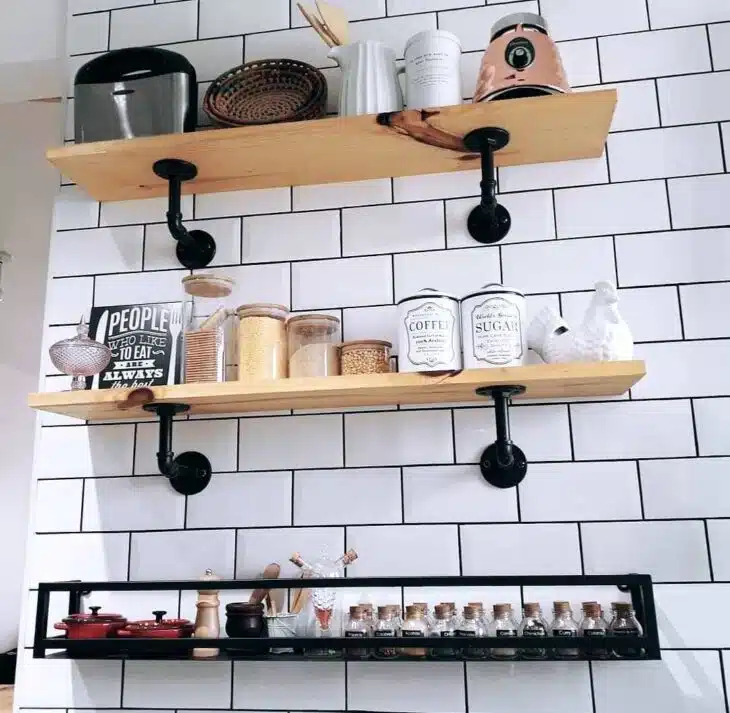 10 Fotos de Prateleira Industrial para uma Decoração Surpreendente 1 Prateleira industrial com elementos naturais na decoração.