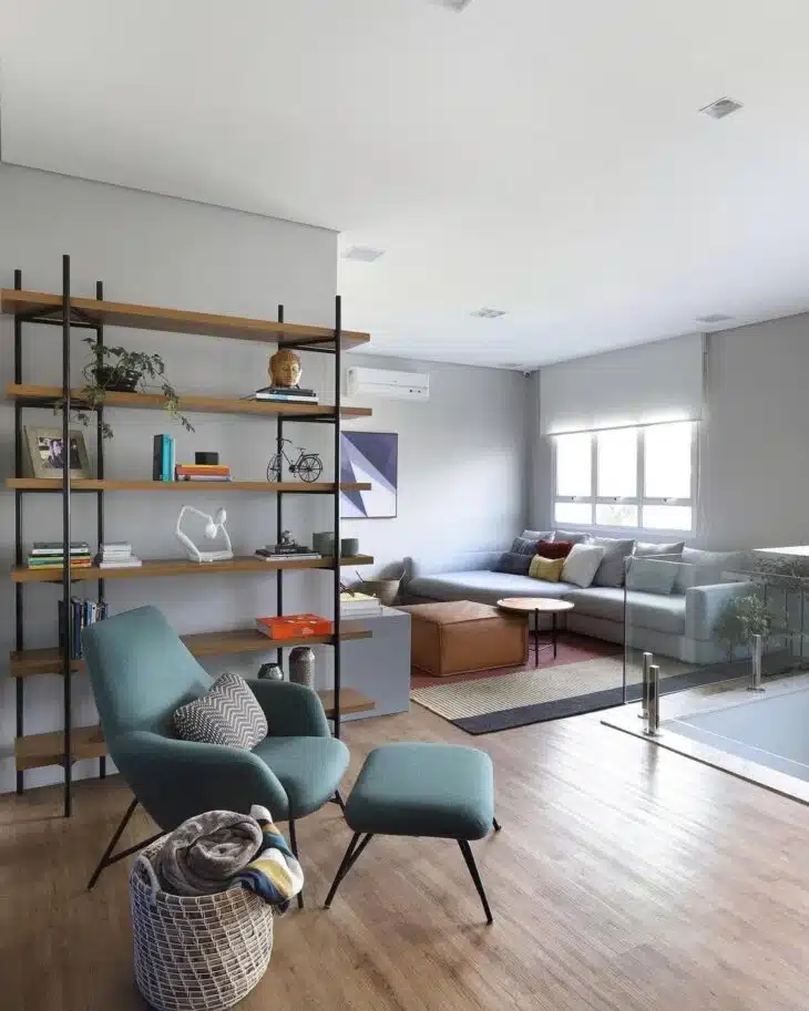 10 Modelos de Prateleira para Sala que Trazem Conforto e Beleza 1 As prateleiras também são uma excelente maneira de adicionar personalidade ao espaço, permitindo que você exiba itens que reflitam seu estilo pessoal.