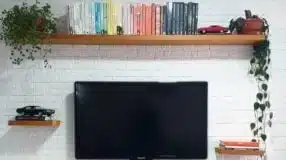 10 Fotos de Prateleira Industrial para uma Decoração Surpreendente 7 Prateleira suspensa que maximiza o espaço.