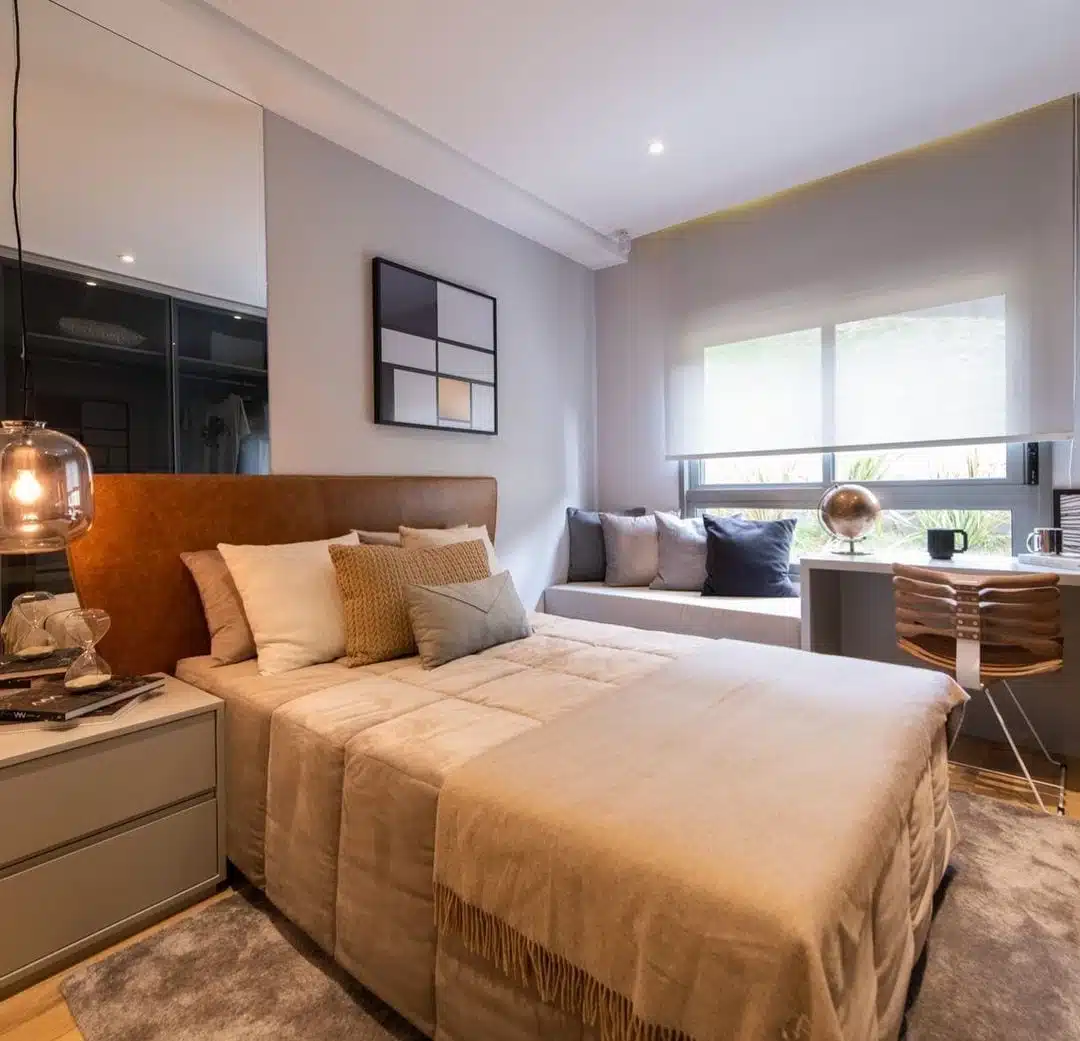 Foto funcional de um quarto com escritório