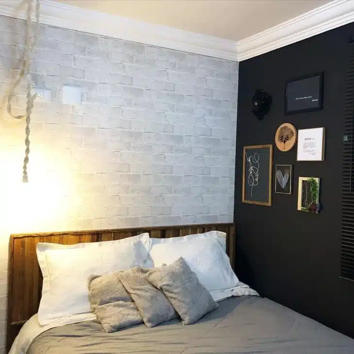 Quarto preto e branco bem decorado