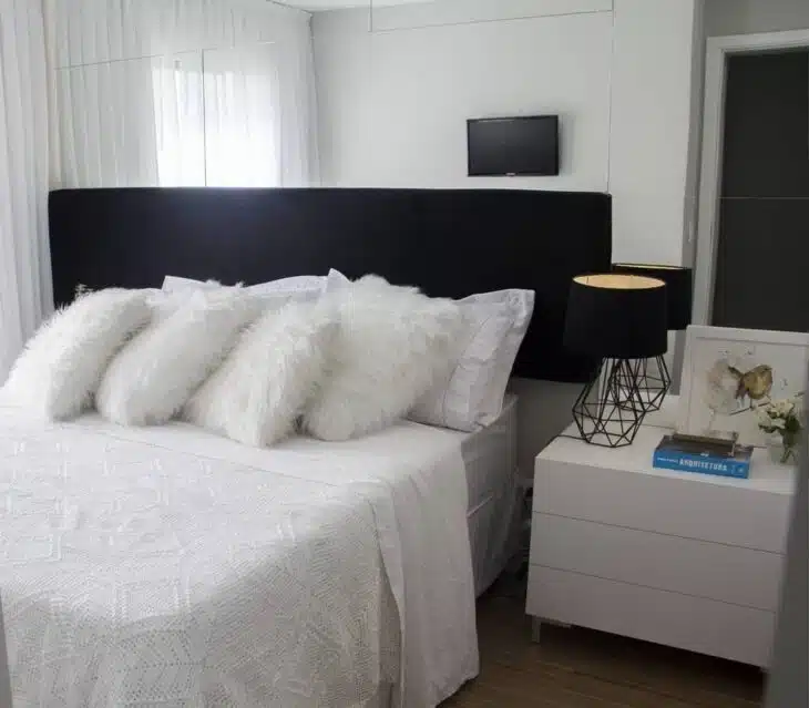Outro quarto preto e branco com elementos variados