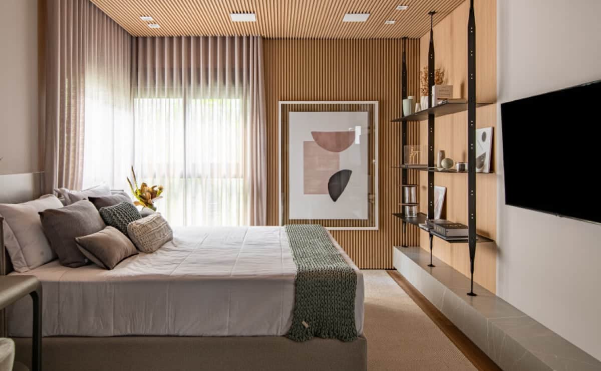 10 Inspirações de Almofadas para Cama que Elevam a Decoração 5 Foto de quarto moderno decorado.