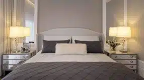 10 Inspirações de Almofadas para Cama que Elevam a Decoração 7 Imagem de um quarto pequeno com decoração minimalist.