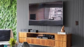Como instalar sua TV na parede de forma elegante 10 7 imagem de um rack moderno para TV, ideal para decoração de salas
