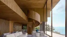 Vantagens e Cuidados com Madeira Pinus em Projetos 5 Imagem de revestimento amadeirado
