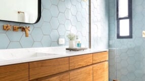 Ideias e Dicas de Piso 3D para Transformar sua Casa 9 Revestimento hexagonal em ambiente decorado