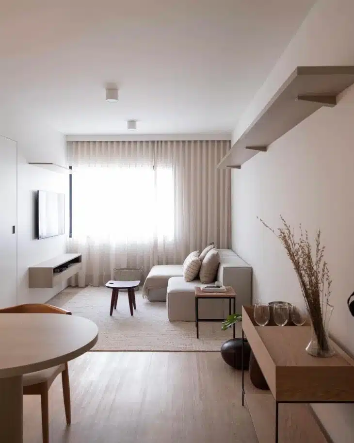 Como otimizar o espaço e decorar uma sala de TV 10 pequena 10 Foto de uma sala de TV pequena bem decorada com design moderno.