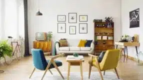 6 ambientes com sofá curvo que vão inspirar sua decoração 9 Sala retro, homenageando o passado com design estiloso.