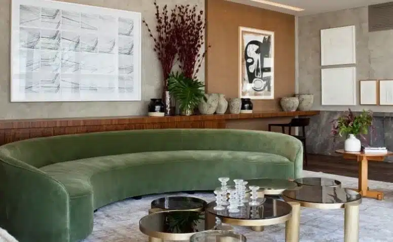 6 ambientes com sofá curvo que vão inspirar sua decoração 3 Sofá curvo elegante e ousado que traz um ar retrô e imprime um visual despojado.