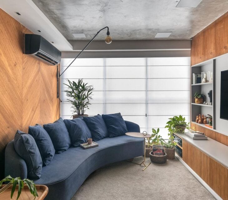 6 ambientes com sofá curvo que vão inspirar sua decoração 1 Sofá curvo que se encaixa em diferentes espaços.