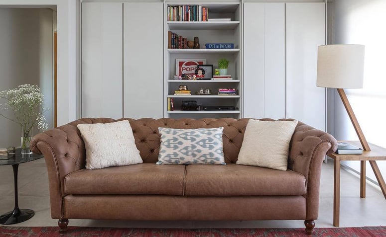 Sofa marrom: modelos e como combina-lo em seus ambientes 3 Foto: Reprodução / Ana Yoshida Interiores