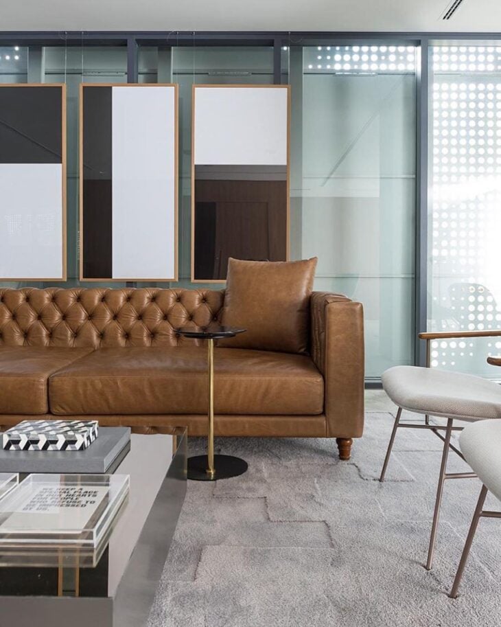 Sofa marrom: modelos e como combina-lo em seus ambientes 5 Foto: Reprodução / Triplex Arquitetura