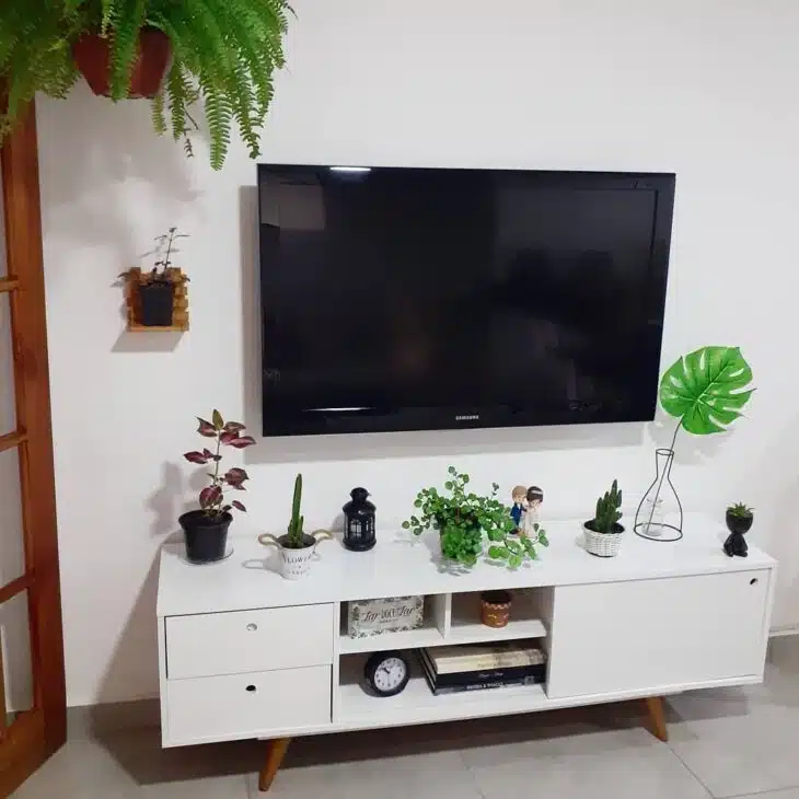 Como instalar sua TV na parede de forma elegante 10 10 imagem de TV pendurada na parede, conferindo sofisticação ao espaço