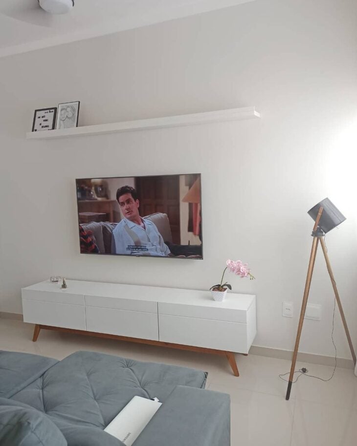 Como instalar sua TV na parede de forma elegante 10 1 foto de TV na parede com prateleira em cima, adicionando charme ao ambiente